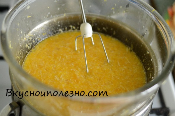 Ставим лимонно-яичную смесь на водяную баню
